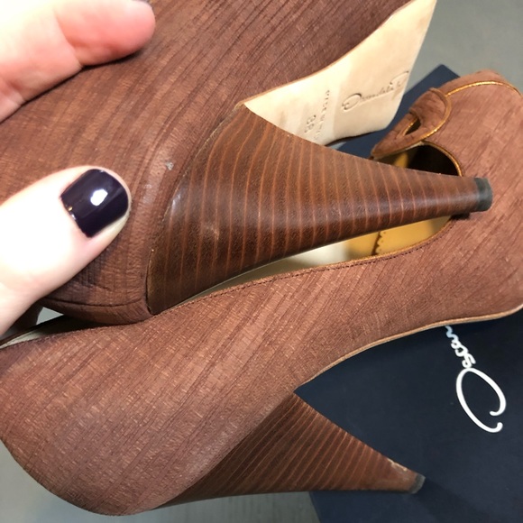 Oscar de la Renta Textured Leather Open Toe Pumps - Picture 7 of 8